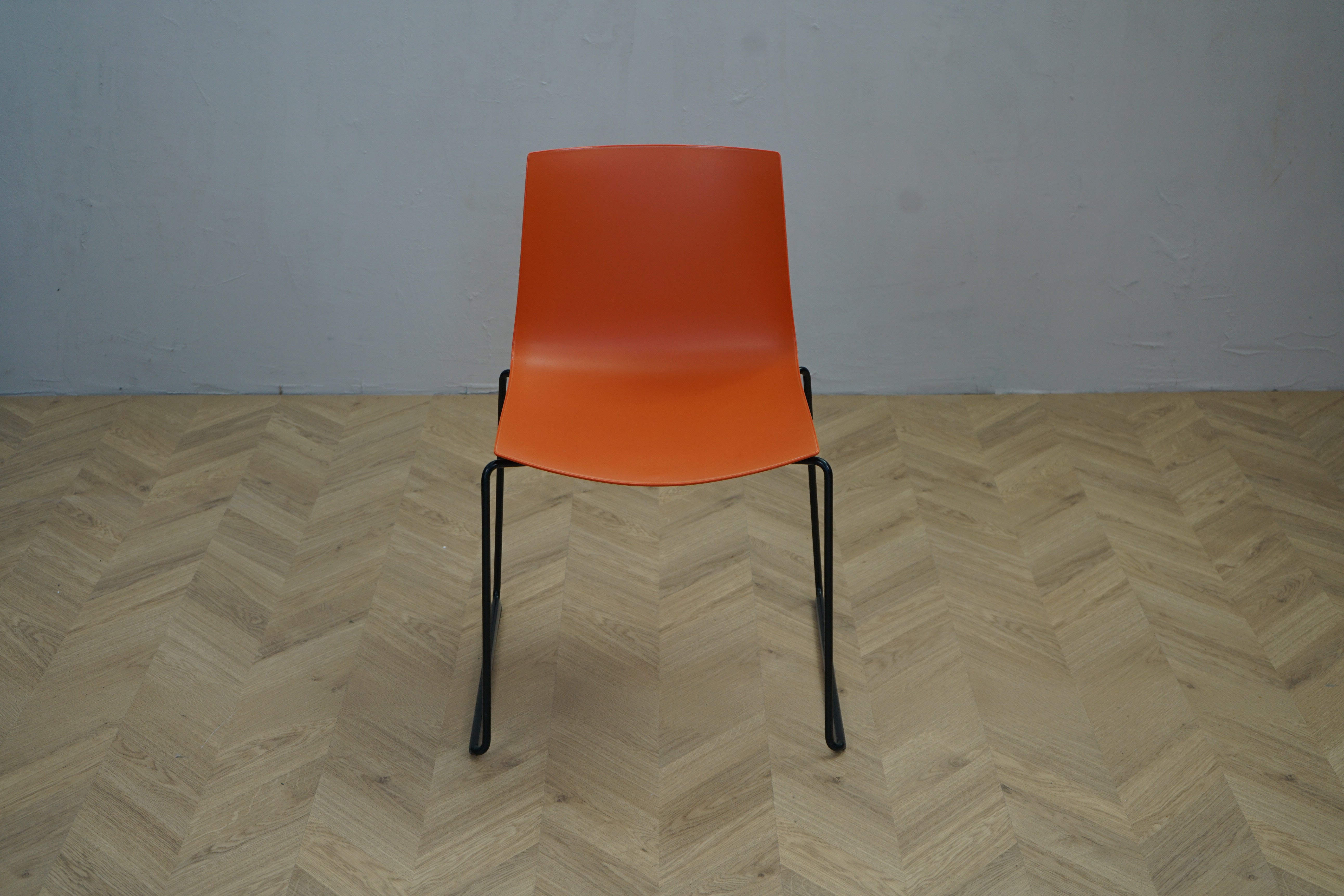 Arper Catifa 46 stol i orange med sorte ben set forfra – stabelbar møde- og konferencestol